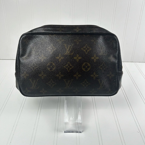 Louis Vuitton Trousse 23 Unisex
Brown Monogram canvas Cosmetic Bag - Picture 2 of 14